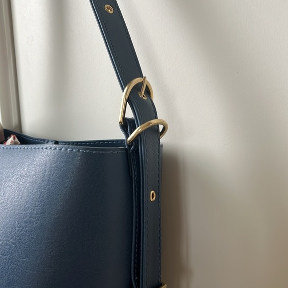 Matt & Nat Azur Vegan Bucket Bag with pouch - Picture 2 of 9